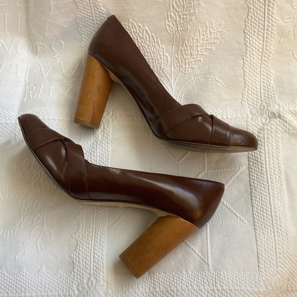 Rich brown Enzo Angiolini pumps with unique wood heel. - Picture 6 of 8